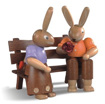 German Easter Figurin Easter Bunnies on a bench, colored, small, 9 cm, Mueller GmbH Kleinkunst aus dem Erzgebirge Seiffen/ Germany