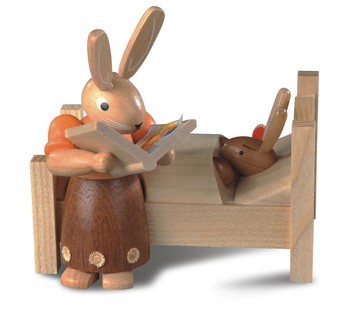 German Easter Figurin Easter Bunny Mother is reading story, colored, small, 10 cm, Mueller GmbH Kleinkunst aus dem Erzgebirge Seiffen/ Germany